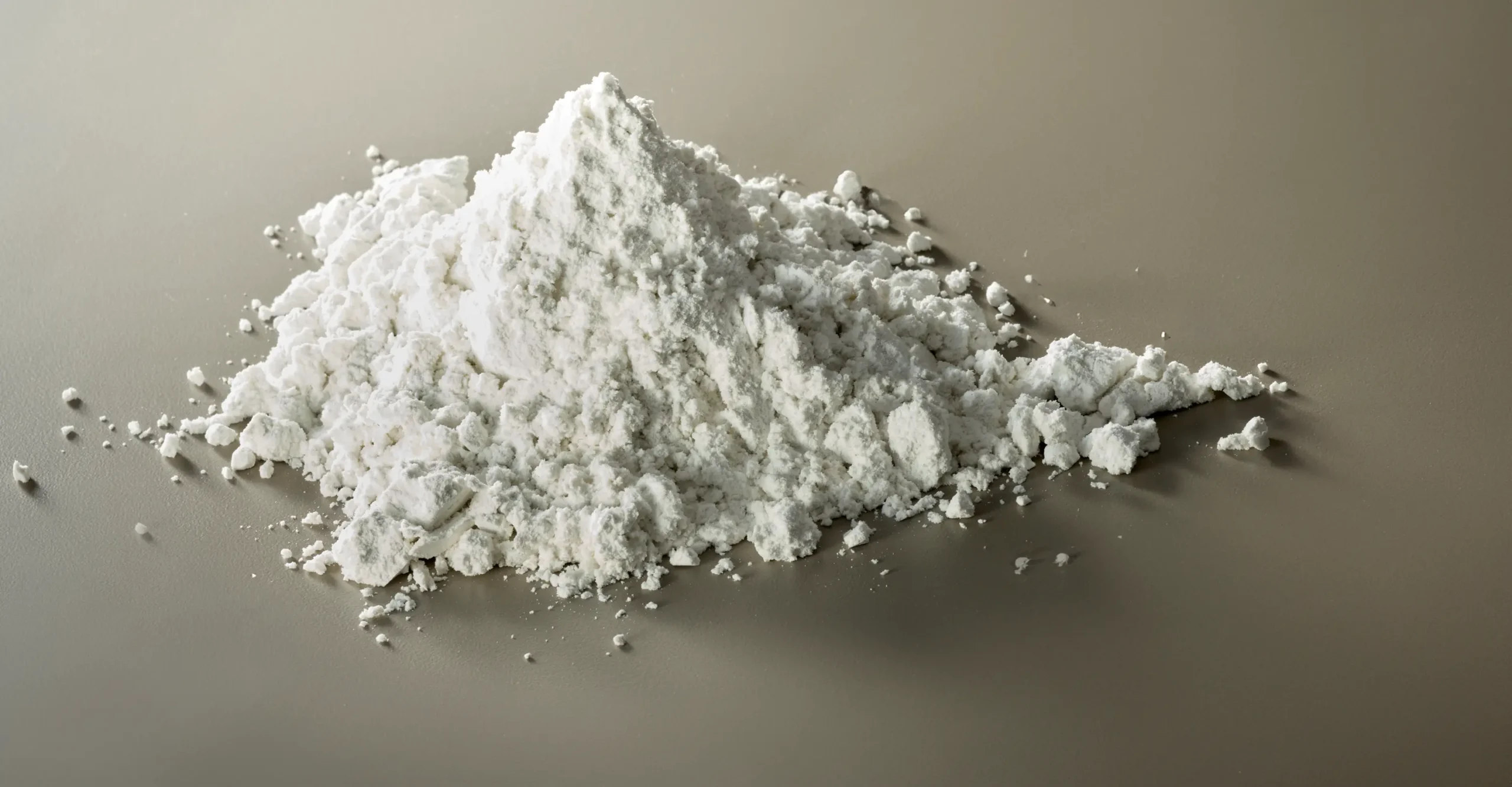 Diatomeeënaarde in poedervorm voor industriële filtratieprocessen en koekfiltratie.
