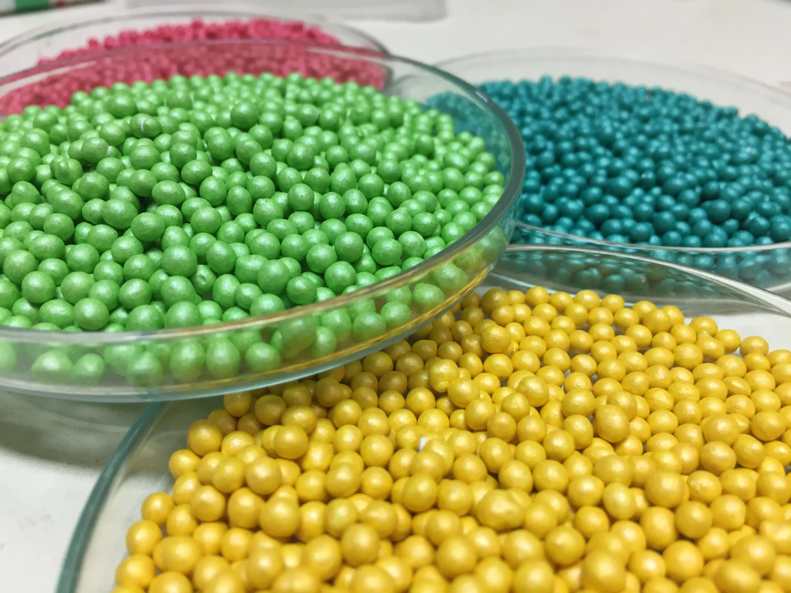 Gekleurde functionele vulstoffen en additieven in laboratoriumschalen voor industriële toepassingen.