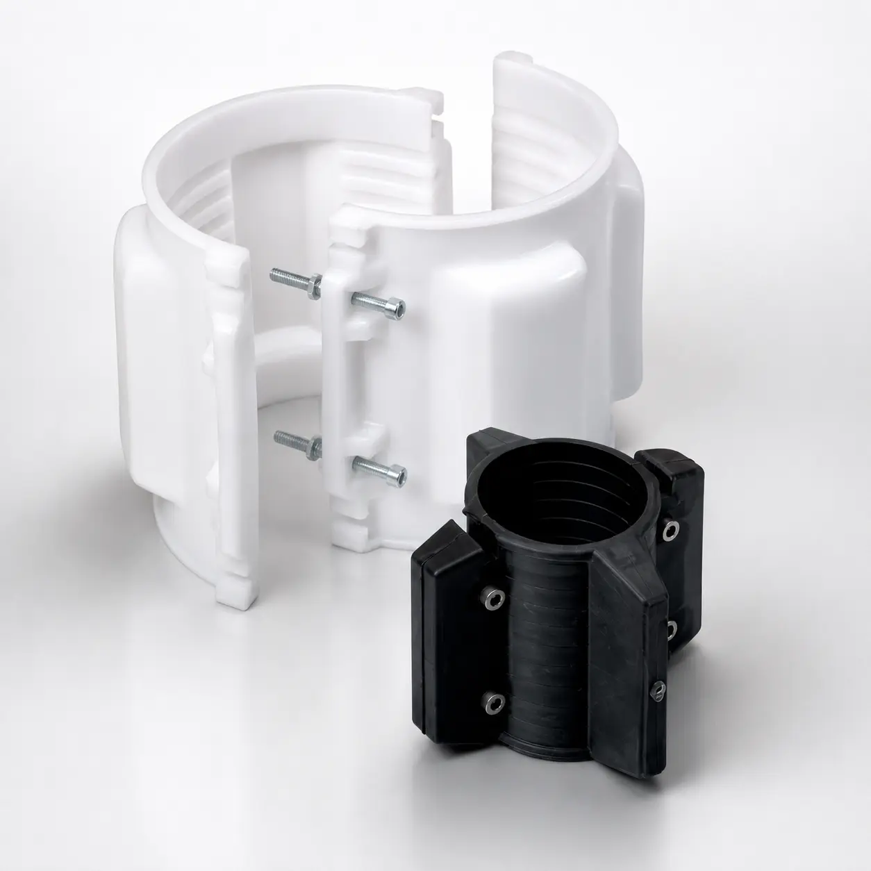 Kunststof insulators voor elektrische isolatie en bescherming van leidingsystemen binnen industriële installaties.