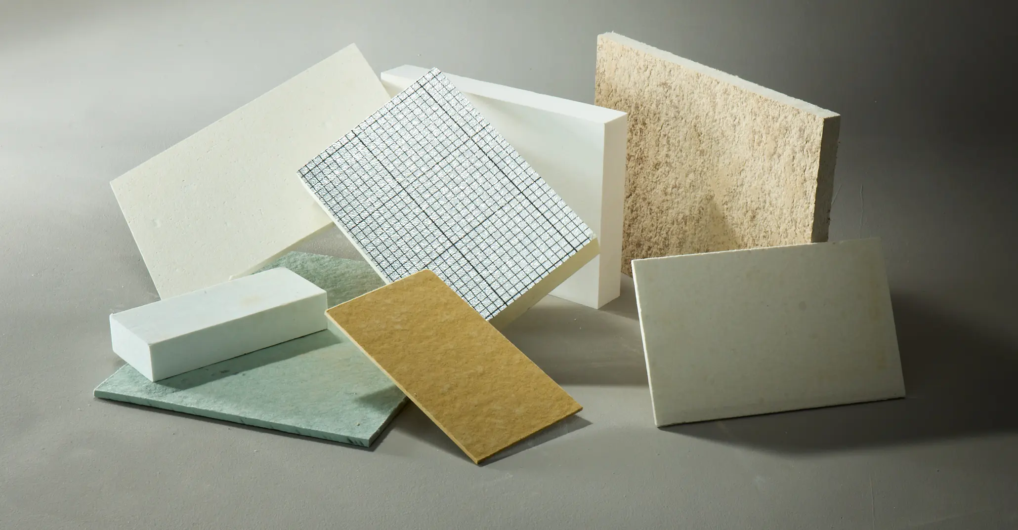 Diverse vuurvaste isolatieplaten en boards voor thermische isolatie en bescherming bij hoge temperaturen.