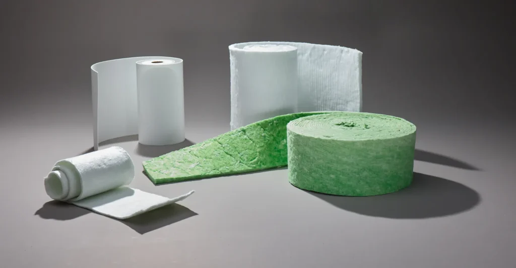 Diverse keramische vezel blankets en isolatiematerialen voor thermische isolatie bij hoge temperaturen.