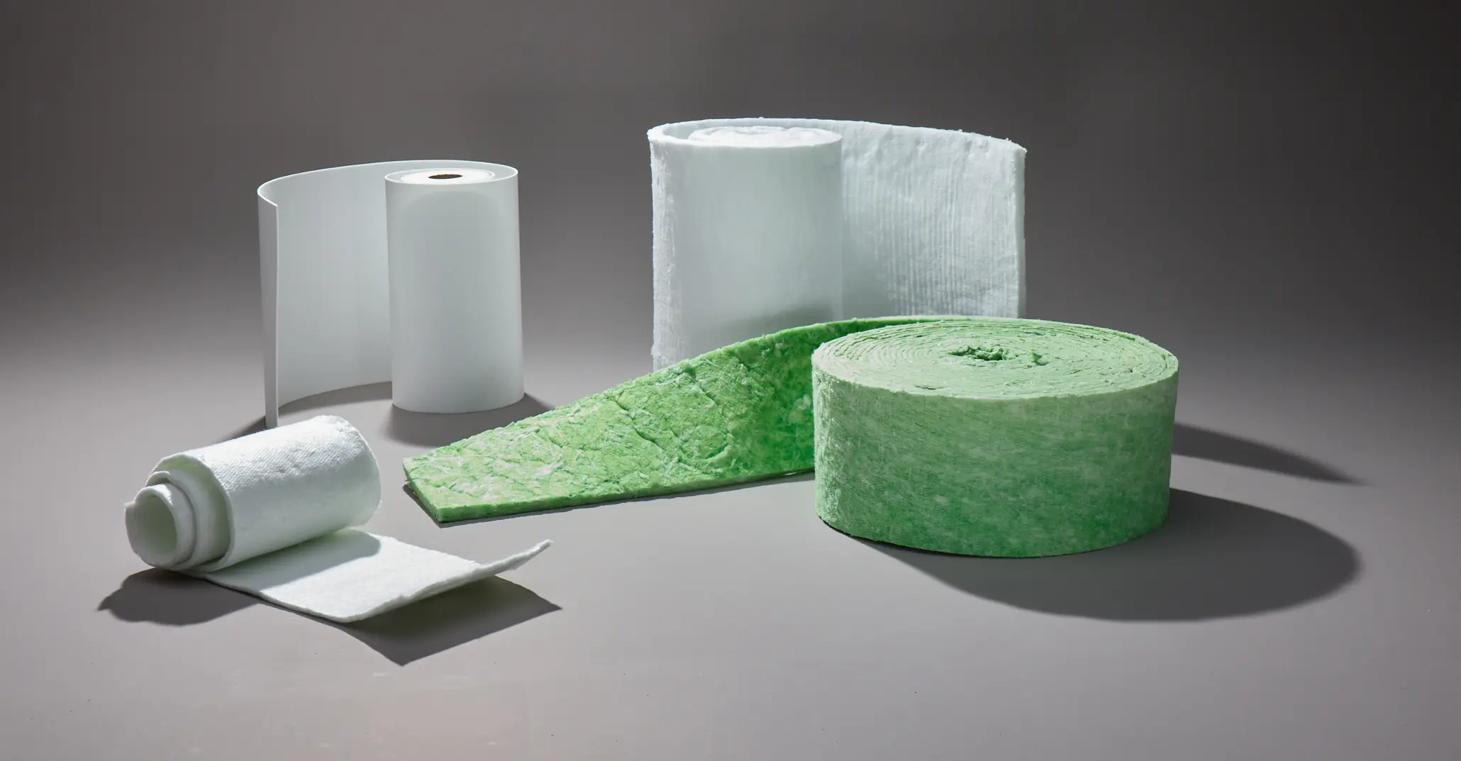Diverse keramische vezel blankets en isolatiematerialen voor thermische isolatie bij hoge temperaturen.