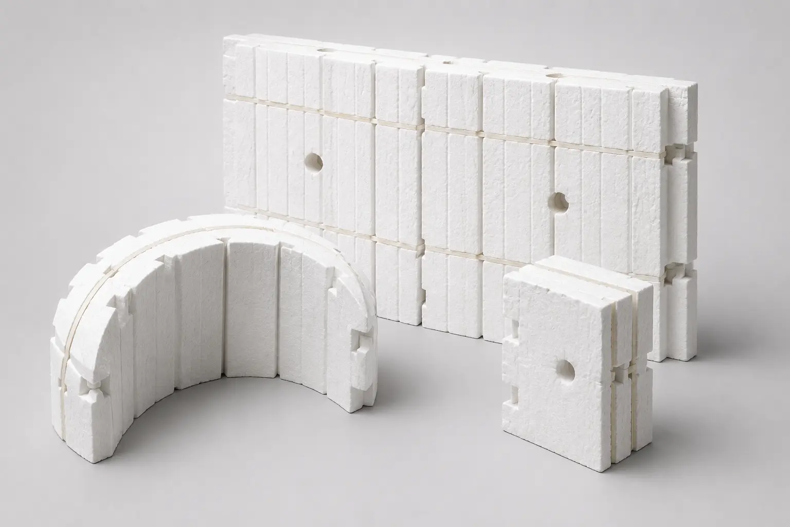 Keramische vezelmodules voor thermische isolatie van industriële ovens en hoge temperatuurinstallaties.