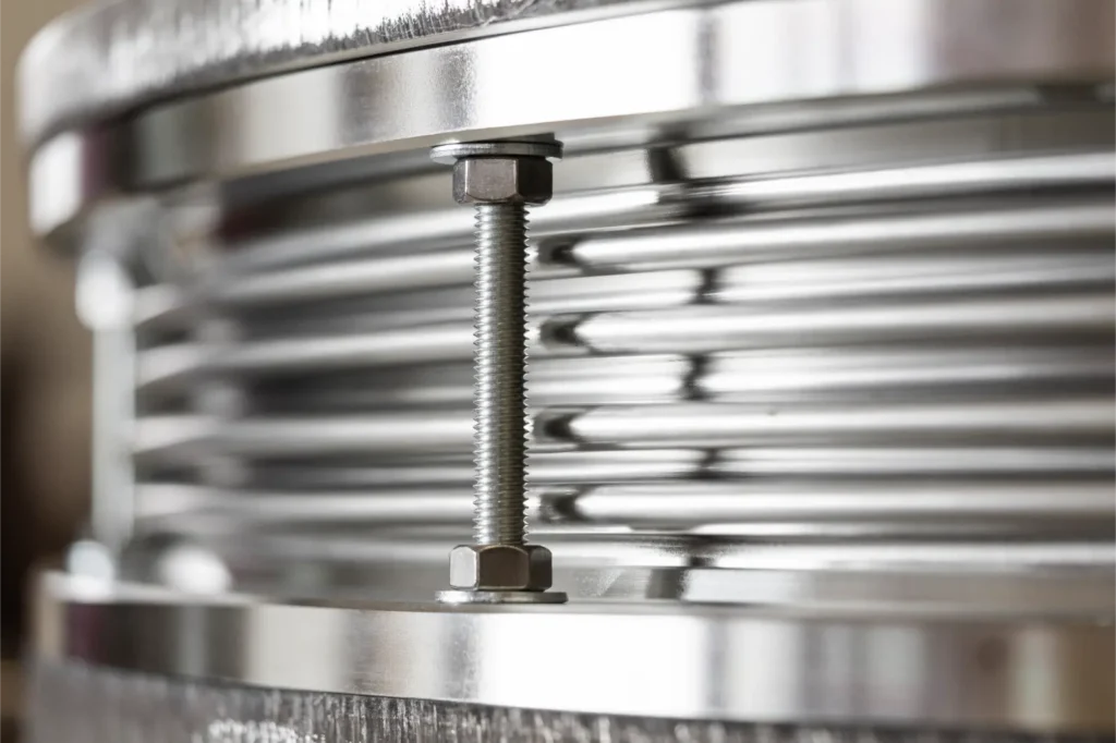 Metalen compensator voor het opvangen van thermische expansie in industriële leidingsystemen.