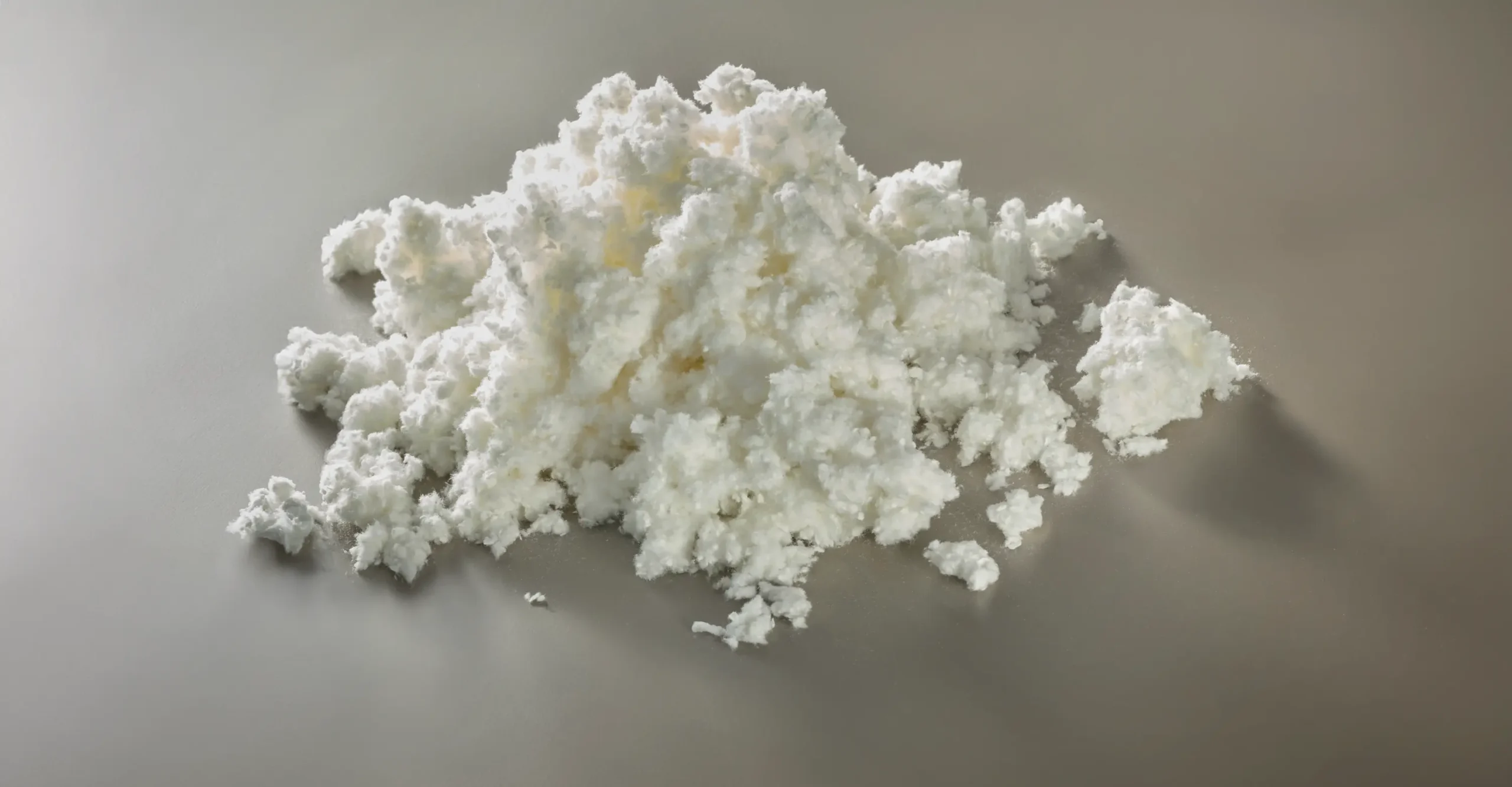 Perliet filterhulpstof in poedervorm voor industriële vloeistoffiltratie en koekfiltratie.
