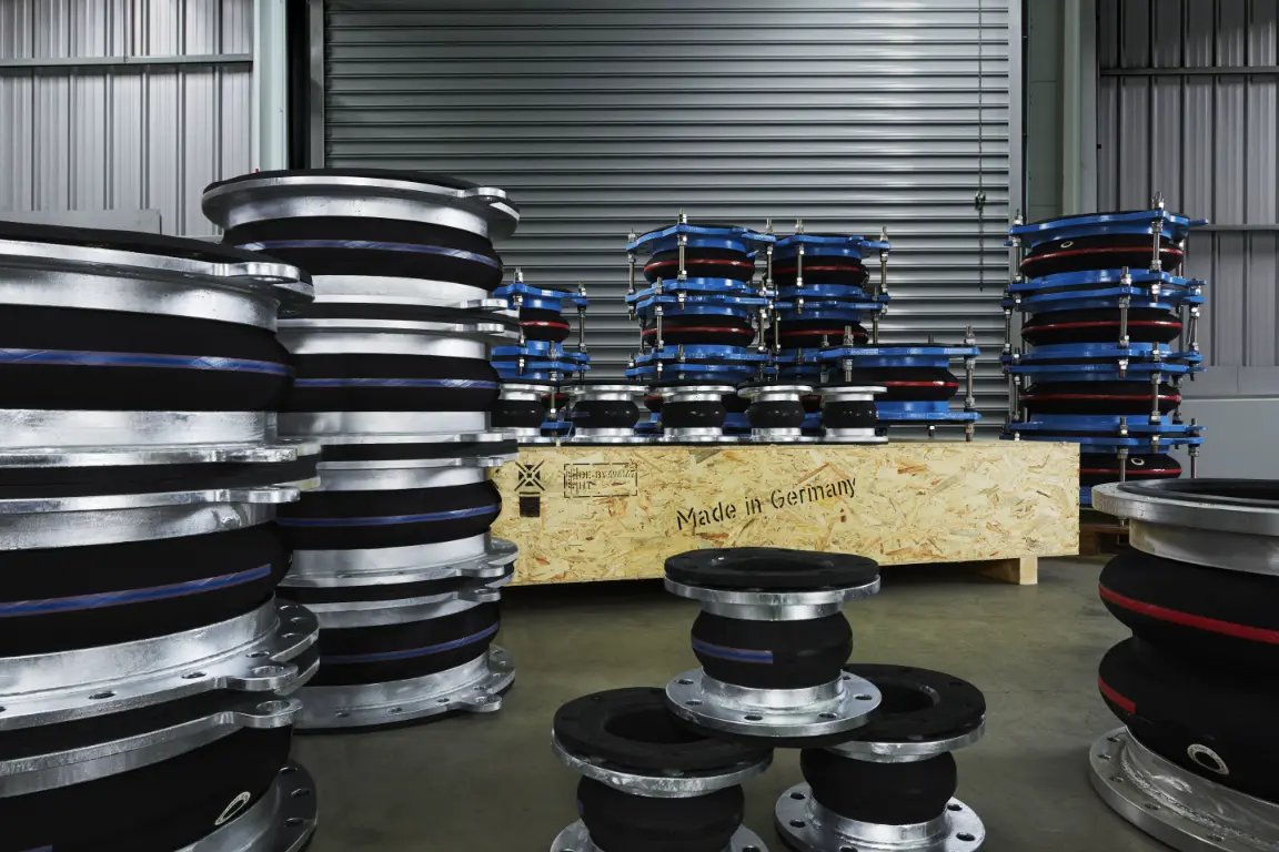 Rubber compensatoren in verschillende uitvoeringen voor trillingsdemping en bewegingsopname in industriële leidingsystemen.