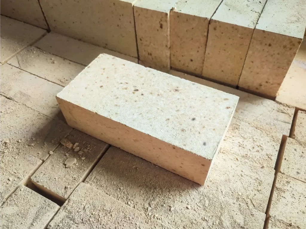 Vuurvaste betonstenen en prefab componenten voor thermische isolatie en bescherming van industriële ovens en installaties.