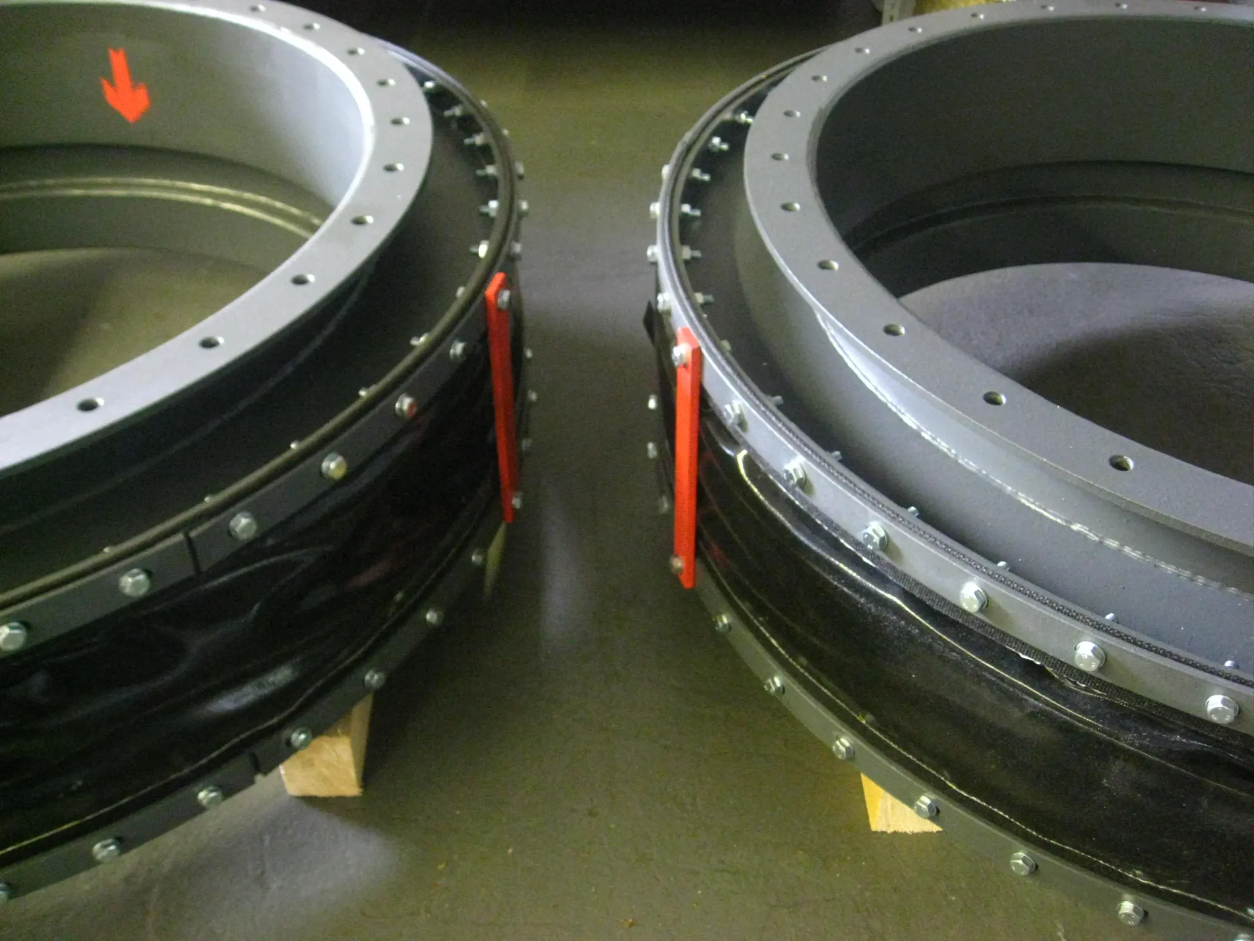 Weefselcompensatoren voor het opvangen van thermische bewegingen in industriële rookgas- en kanaalsystemen.